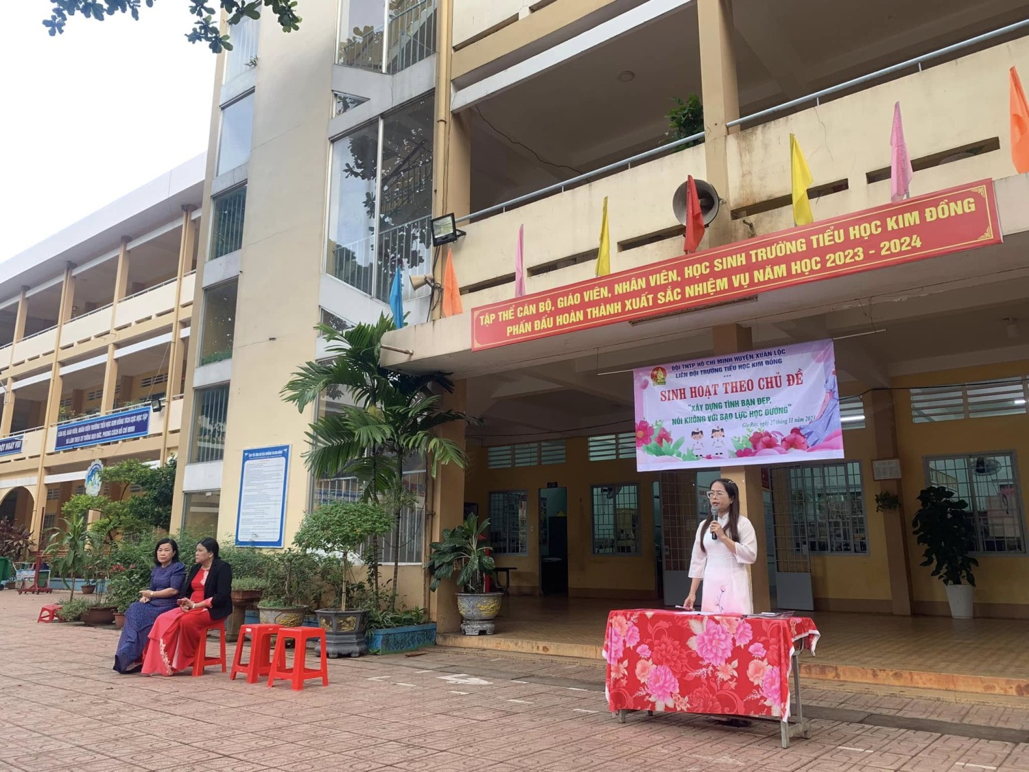 CHÀO CỜ ĐẦU TUẦN: LAN TỎA THÔNG ĐIỆP "TÌNH BẠN ĐẸP" VÀ NHỮNG TẤM GƯƠNG SÁNG TẠI TRƯỜNG TH KIM ĐỒNG